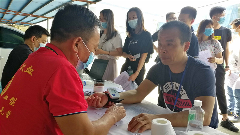 Our CEO Mr.Chen Qicai is donating blood..jpg
