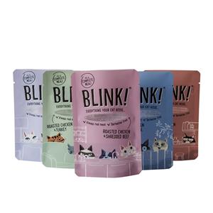 Cornue tiennent des sachets pour les aliments humides pour animaux de compagnie